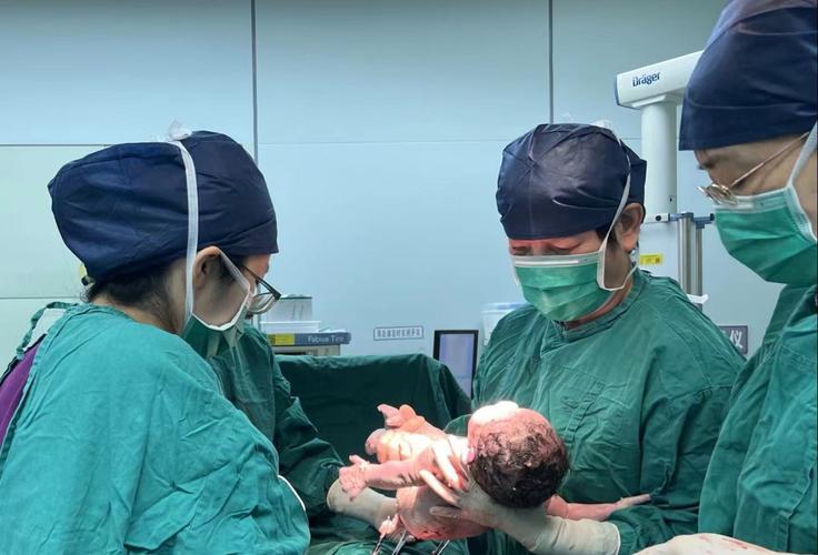 试管婴儿：比亲生父亲还多？