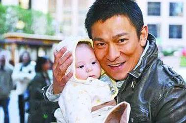 刘德华妻子生育真相：试管婴儿？