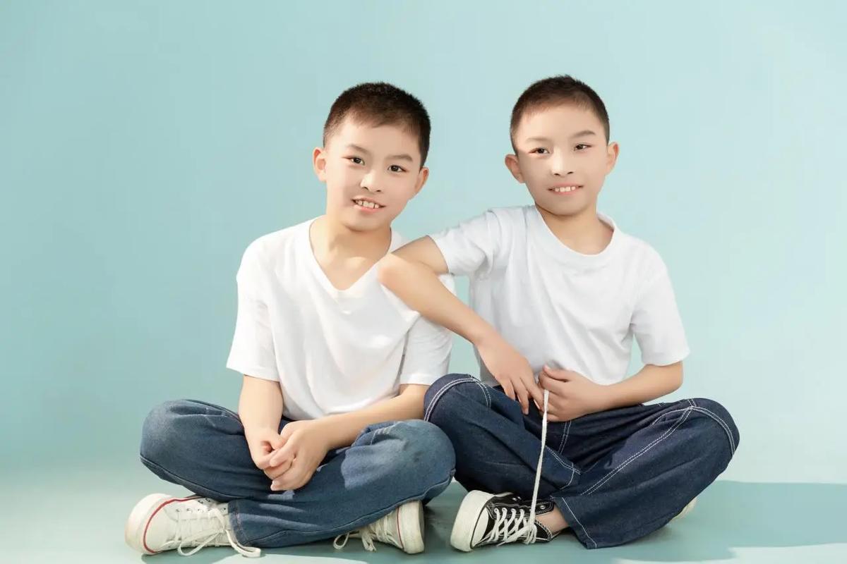 双胞胎男孩