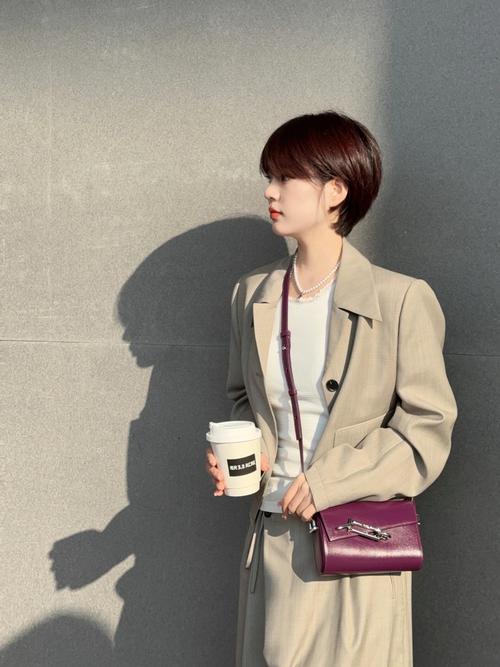  短发女人